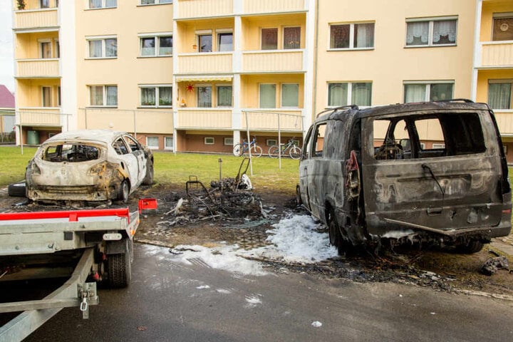 Alle drei Fahrzeuge haben nur noch Schrottwert.