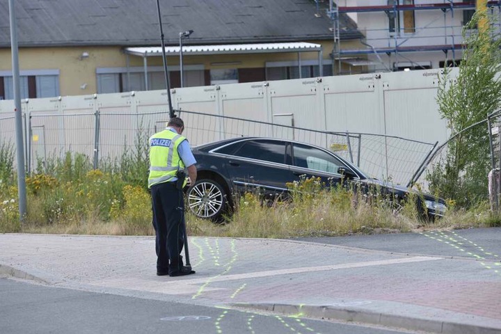Das Auto schleuderte seitlich in die Böschung.