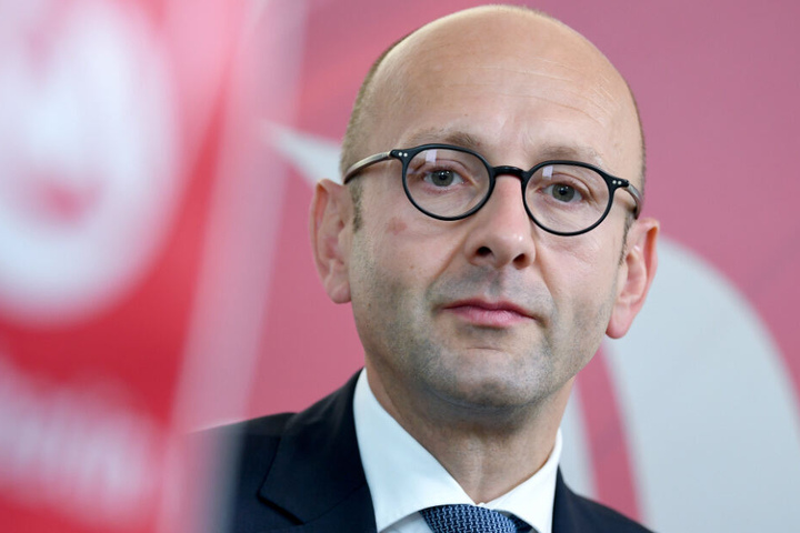 Der Insolvenzverwalter Lucas Flöther steht in den Büros der insolventen Fluggesellschaft Air Berlin.