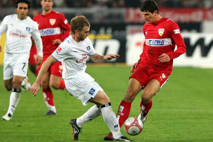 Klingbeil spielte für den HSV: Mario Gomez (r.) gegen René Klingbeil.