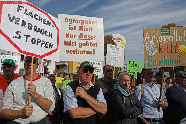 Die Forderungen der Landwirte auf Plakaten.