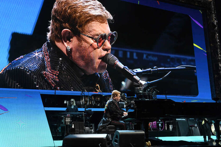 Sir Elton John sitzt bei seinem Zusatzkonzert an einem Flügel auf der Bühne in der ausverkaufen Olympiahalle.