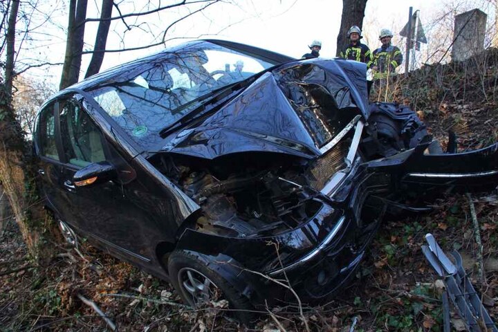 Das Unfall-Auto ist wohl ein völliges Wrack.
