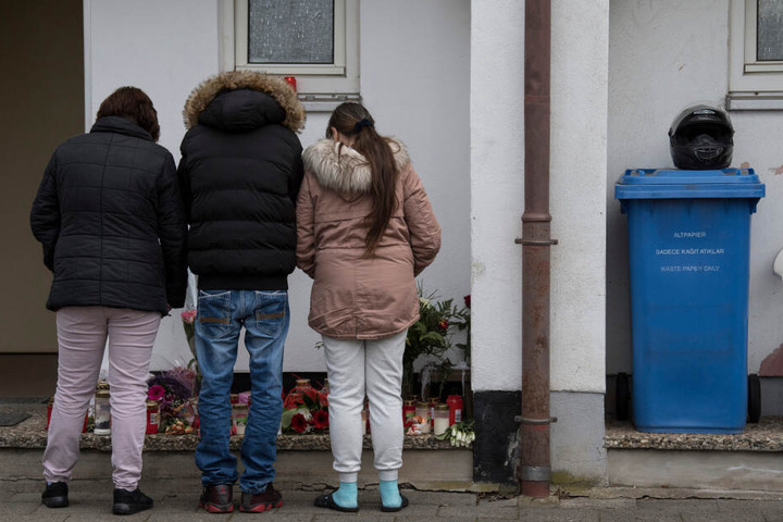 Vor dem Einfamilienhaus, in dem die 22-Jährige ermordet wurde, nehmen Nachbarn Abschied.