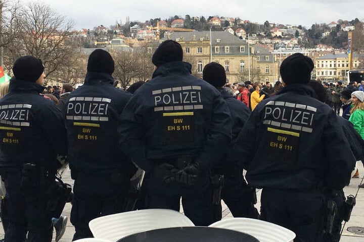 Dutzende Polizeikräfte waren im Einsatz, um die Demonstration zu begleiten.