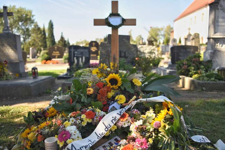 Am Grab von Sophia wurden Blumen niedergelegt.