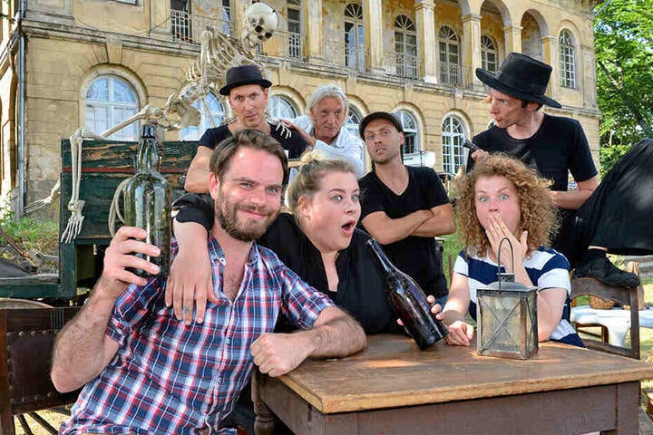 "Das Wirtshaus im Spessart"-Ensemble: Philipp Scholz (vorn, v.l.), Aline Bachmann, Laura Dittmann. Hinten, v.l.: Philipp Richter, Rainer König, Franz Lenski und August Geyler.