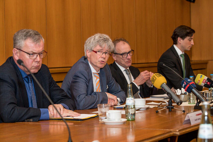Sozialdezernent Harald Rau (2. von links), erklärte das Anmietverfahren.