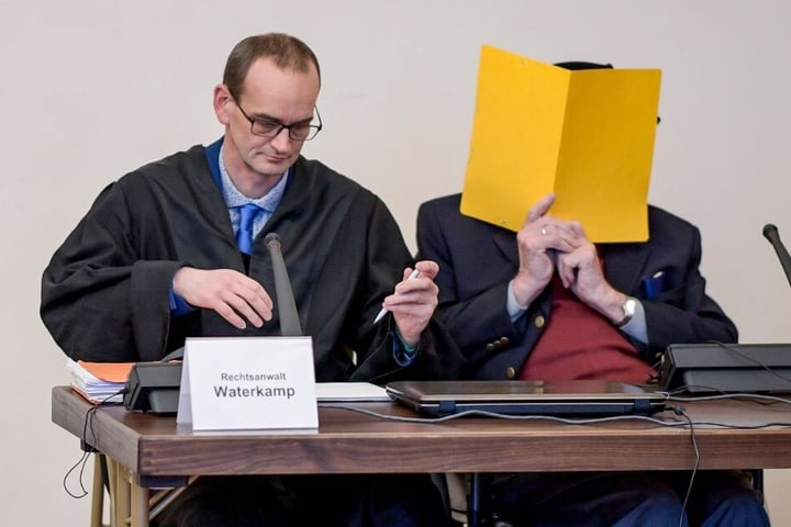 Der 93-Jährige wartet neben seinem Anwalt Stefan Waterkamp (l) auf die Fortsetzung des Prozesses.