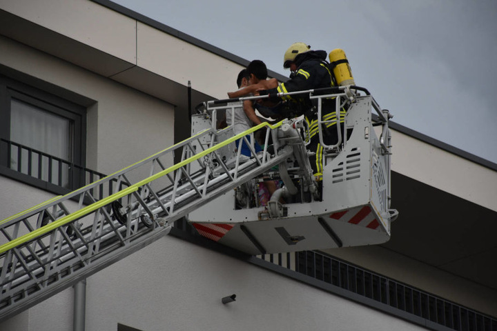 Sieben Bewohner der Asylbewerber-Unterkunft mussten mit der Drehleiter aus dem Gebäude gerettet werden.