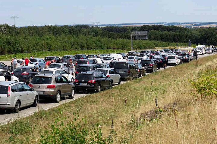 Die A4 ist bei Chemnitz nach mehreren Unfällen gesperrt. Es gibt Stau.