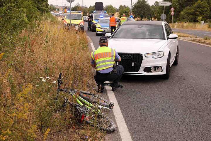 Die Dresdner Polizeibeamten sind vor Ort, um den Unfall einschließlich der Aussagen des Audi-Fahrers aufzunehmen.