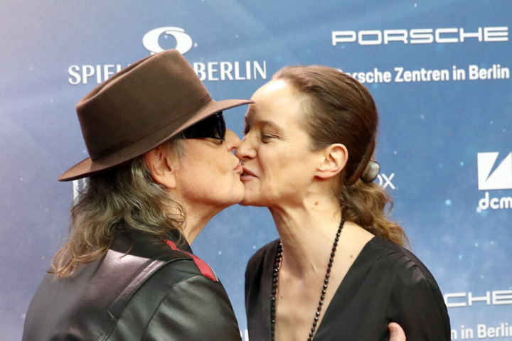 Für Schauspielerin Jeanette Hain gab es einen Kuss vom Panikrocker.