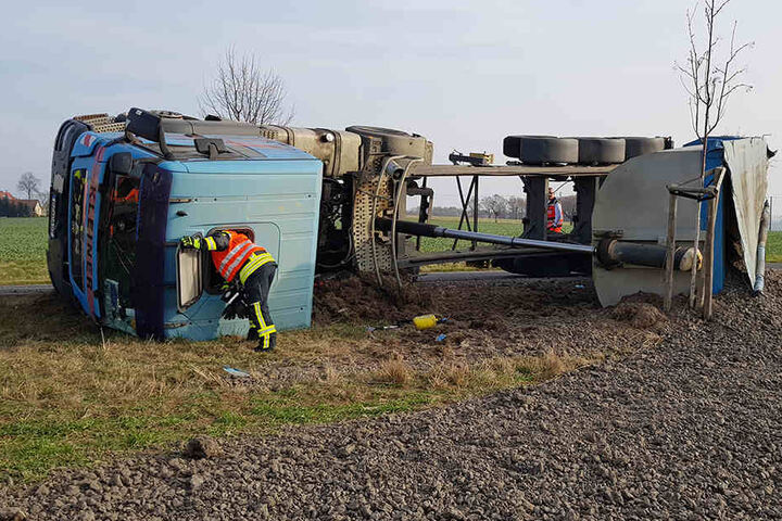 Der Fahrer musste von der Feuerwehr aus dem Führerhaus befreit werden.