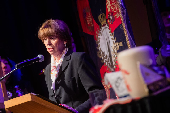 OB Henriette Reker spricht auf der Trauerfeier neben der Urne des Verstorbenen.