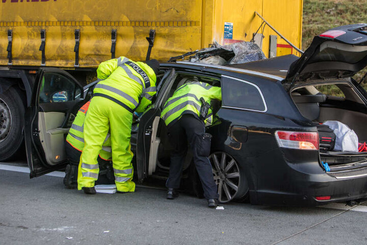 Die Polizei untersucht das Fahrzeugwrack.