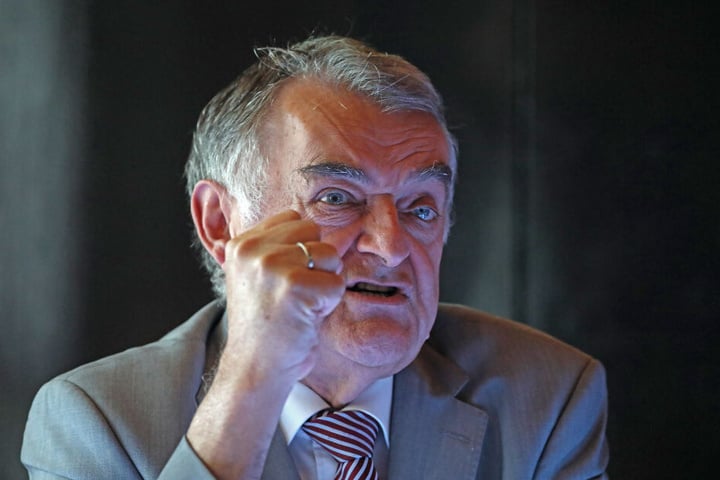 Sieht Schreckschusspistolen kritisch: NRW-Innenminister Herbert Reul (66).