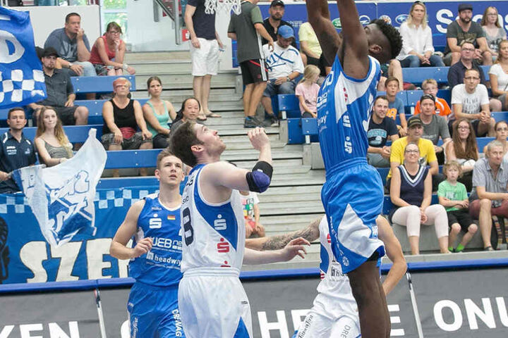 Jervon Pressley, hier am Ball, wird am Freitag in Baunach wohl wieder nur zuschauen können.