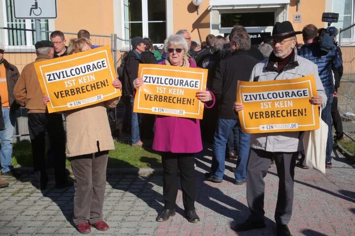 Auch Unterstützer vom patriotischen Bürgernetzwerk "Ein Prozent" sind in Kamzenz.