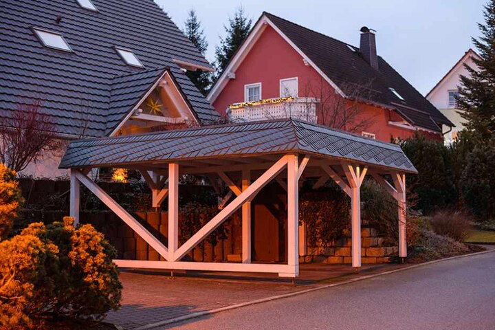 Aus diesem Carport wurde der Dienstwagen des Bautzner Landrats gestohlen.