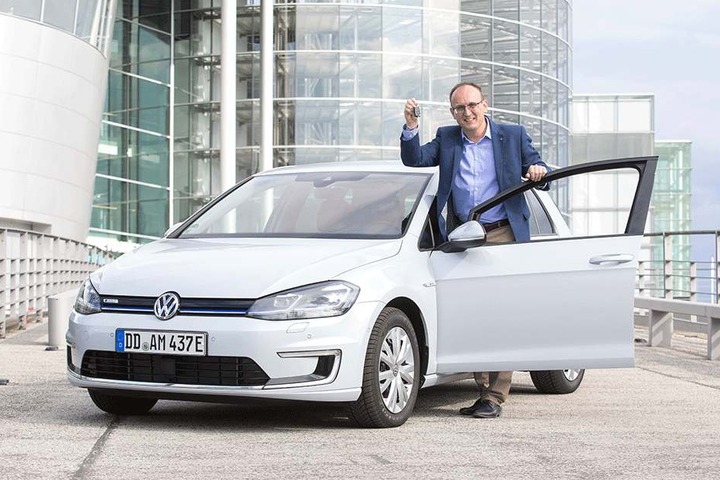 Voll unter Strom: Der Chemnitzer Landtagsabgeordnete Jörg Vieweg (47) freut sich auf seinen eGolf, den er sich bald aus der Gläsernen Manufaktur in Dresden abholen kann.