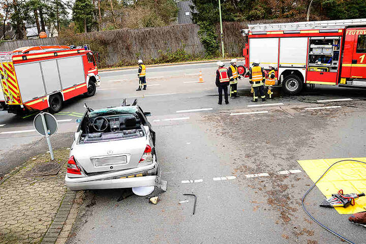 Das Auto musste stark demoliert vom Unfallort abtransportiert werden.