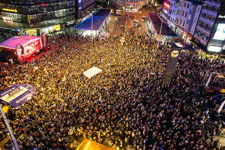 Der Jahnplatz war proppenvoll mit Menschen, die Wincent Weiß sehen wollten.