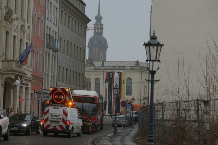 Inzwischen ist auch Bus Nummer drei auf dem Weg zur Frauenkirche.