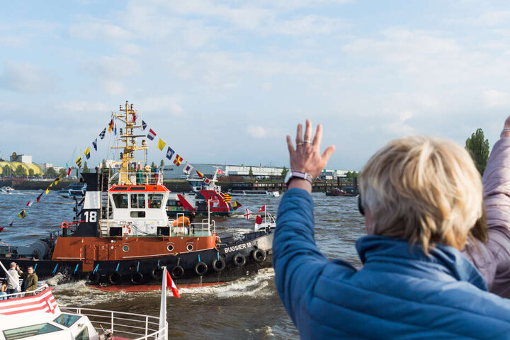 Besucher des Hafengeburtstags winken dem Schlepper "Bugsier 18" zu.