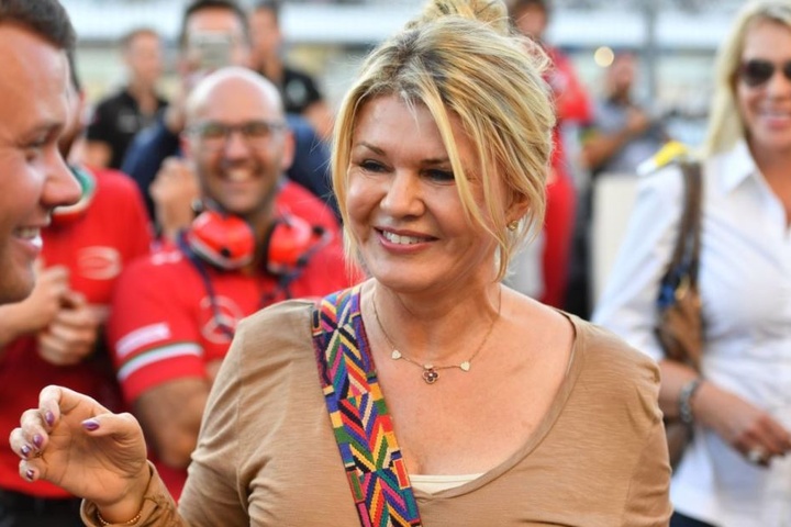 Am 3. Januar wird "Schumi" 50 Jahre alt. Einen Tag vor seinem Geburtstag hat sich seine Ehefrau Corinna (49) mit einem emotionalen Facebook-Post zu Wort gemeldet.