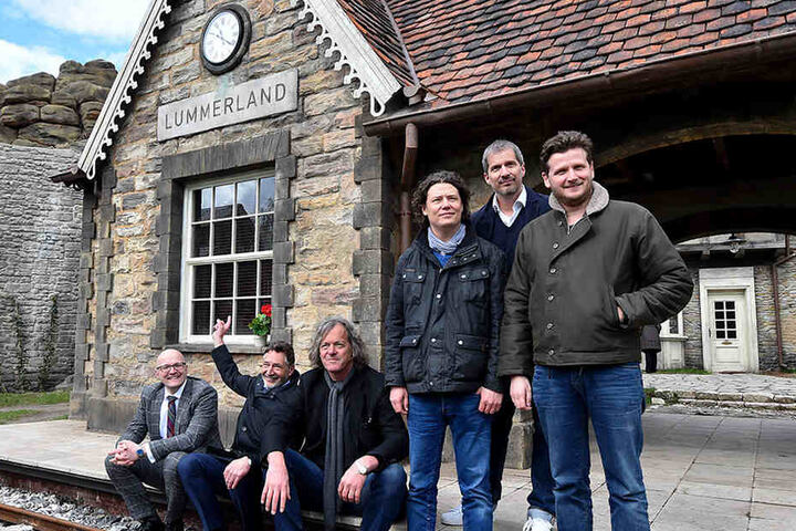 Staatssekretär Thomas Kralinski (SPD), (l-r), Oberbürgermeister Jann Jakobs (SPD), Filmpark-Chef Friedhelm Schatz, Autor Dirk Ahner, Produzent Christian Becker und Regisseur Dennis Gansel eröffneten gemeinsam das Filmset als neue Attraktion des Filmpark B