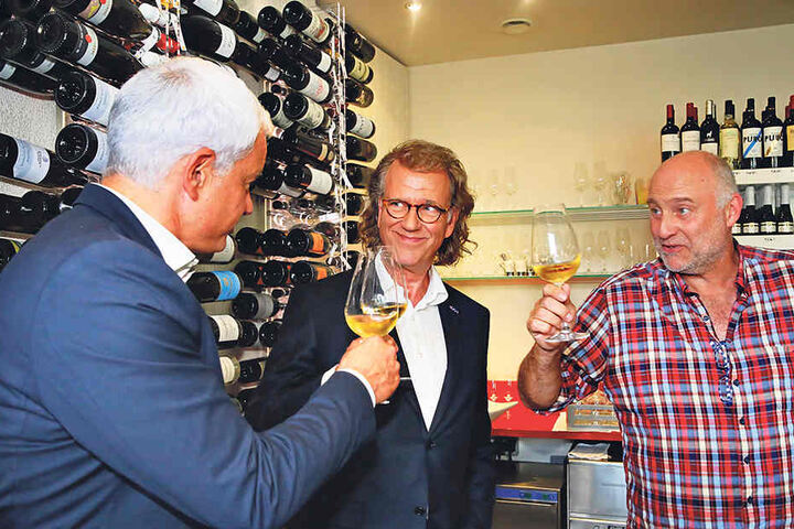 Auf dem Weg zum Fototermin probierte André Rieu mit Hans-Joachim Frey in der Weinbar
von Hartmut Richter (r.) einen Proschwitzer Grauburgunder aus der Lage Kloster
Heilig Kreuz.