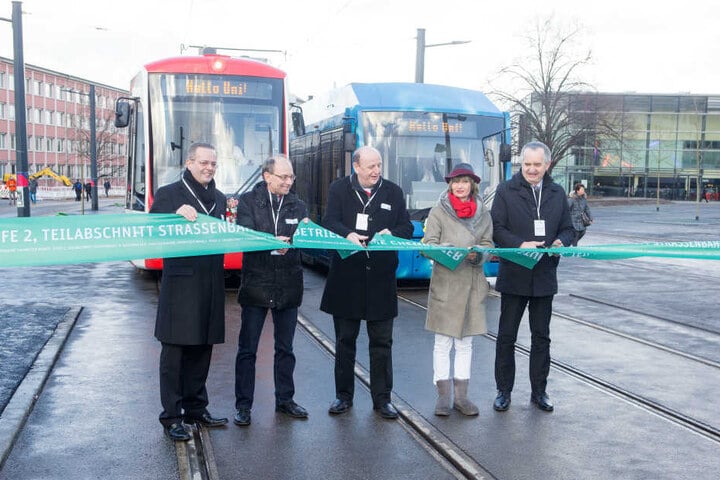 TU-Kanzler Eberhard Alles (58), Andreas Stark (Erzegbirgskreis), Zwickauer Landrat Christoph Scheurer (61), OB Barbara Ludwig (55) und Staatsminister Thomas Schmidt (56, v.l.) zerschnitten das symbolische Band.