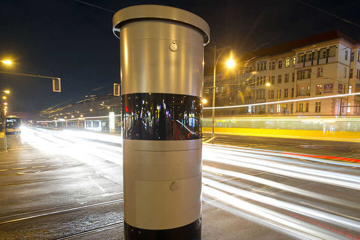 Ein sogenannter Rundumblitzer steht an der Schönhauser Allee in Berlin. Der neue Blitzer erfasst sowohl Geschwindkeitsübertritte als auch Rotlichtvergehen.