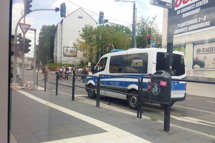 Gegendemonstranten auf dem Weg zum Veranstaltungsort.