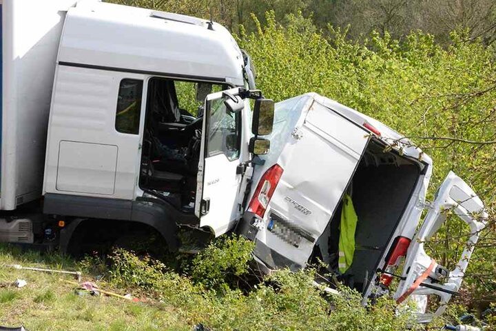 Der Lkw geriet aus ungeklärter Ursache auf die Gegenfahrbahn.