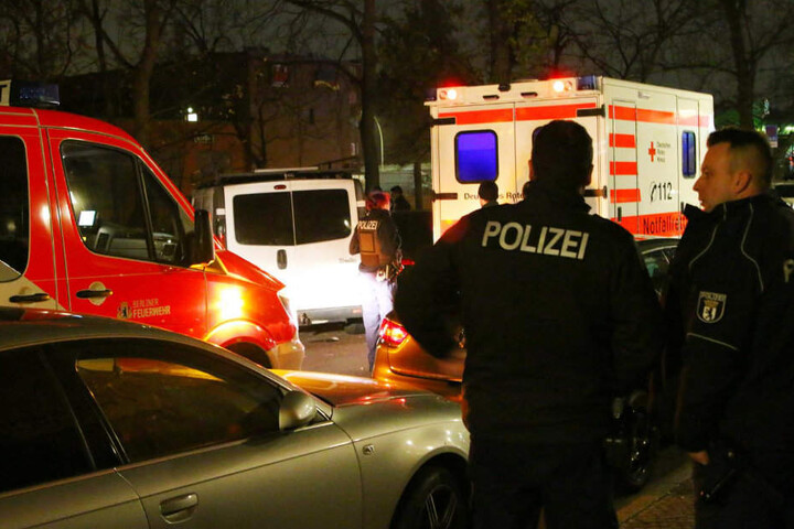 Polizisten betrachten den Transporter.