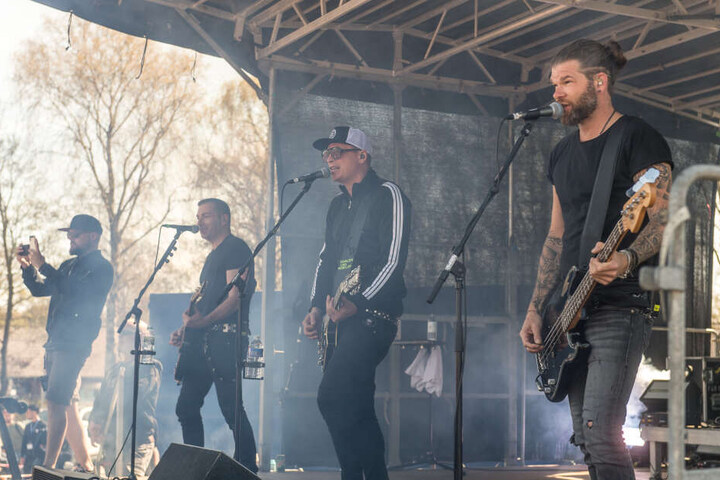 Schleswig-Holstein, Flensburg: Mitglieder der Südtiroler Deutschrock-Band Frei.Wild stehen auf einer Bühne und geben ein kleines Konzert.