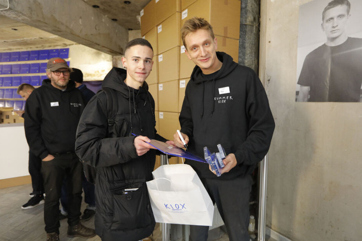 Der Laden ist eröffnet. Kummer signiert für die Fans seine Platte.