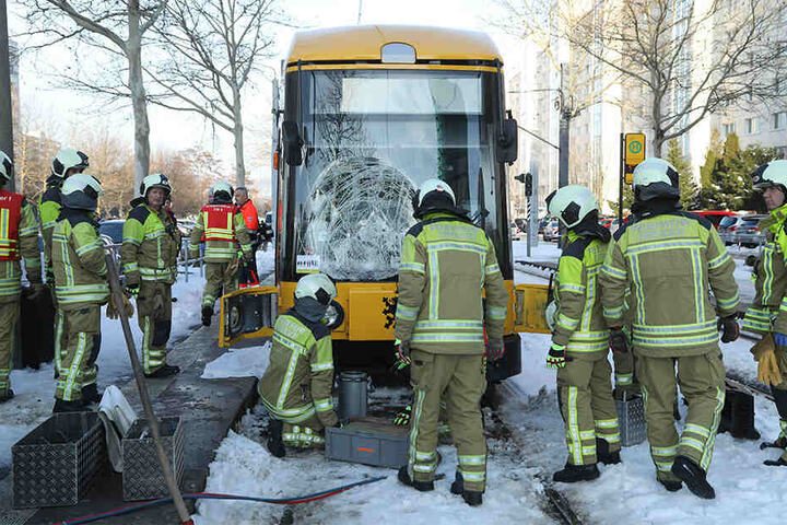 Feuerwehrkräfte mussten die Bahn anheben.