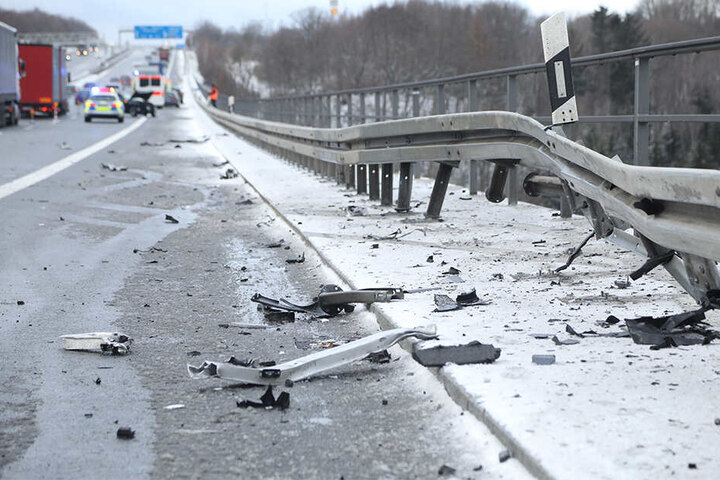 Auf seiner Irrfahrt war der Unfallwagen in die Leitplanken geknallt.
