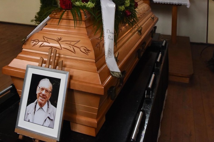 Am Sarg stand ein Bild des Verstorbenen (†87).
