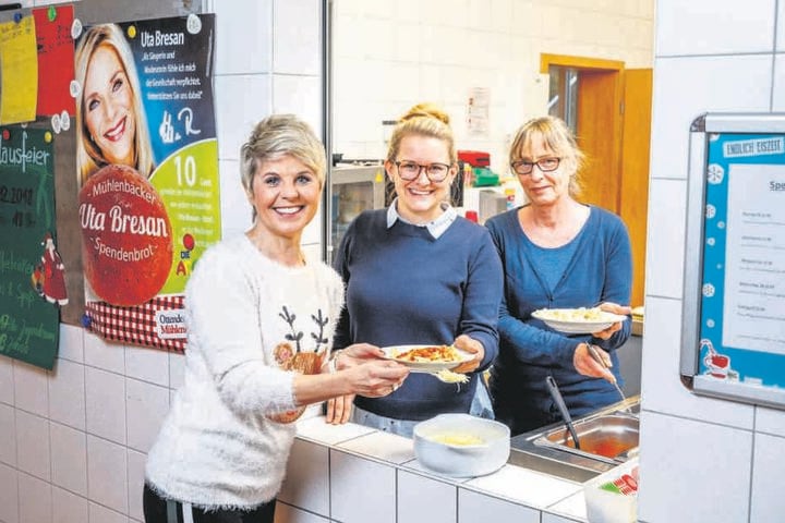 Linda Feller beschenkt die Mitarbeiter der Arche in Meissen. L-R: Linda Feller, Marianne Jahn (31, Einrichtungsleiterin), Gabi Frenzel (59).
