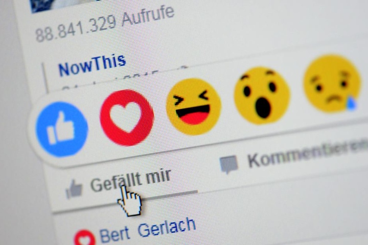 Bei Facebook geben Millionen User freiwillig (u.a. über Emoticons, Foto) Auskunft über ihren Gemütszustand.