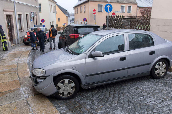 Auf den gepflasterten Straßen in Annaberg kamen die Autos reihenweise ins Rutschen.