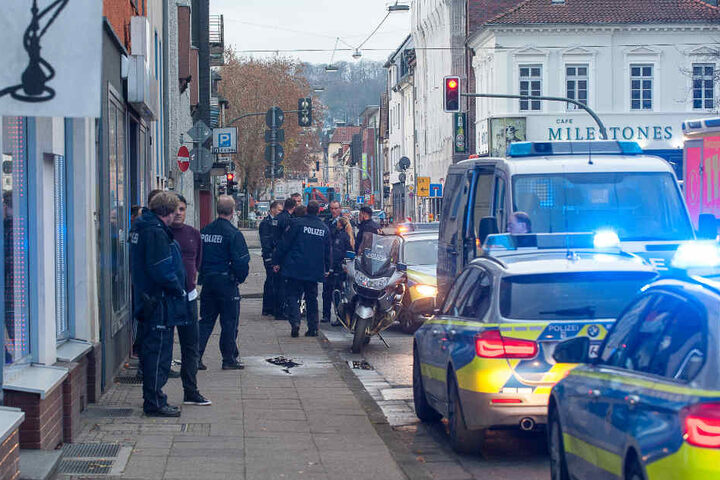 Mehrere Einsatzkräfte der Polizei trafen vor dem Tatort ein.