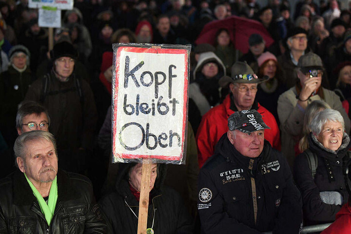 Die Polizei spricht von etwa 430 Teilnehmern, die Veranstalter von 1000.
