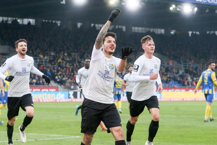CFC-Stürmer Philipp Hosiner jubelt nach seinem 1:0-Treffer.