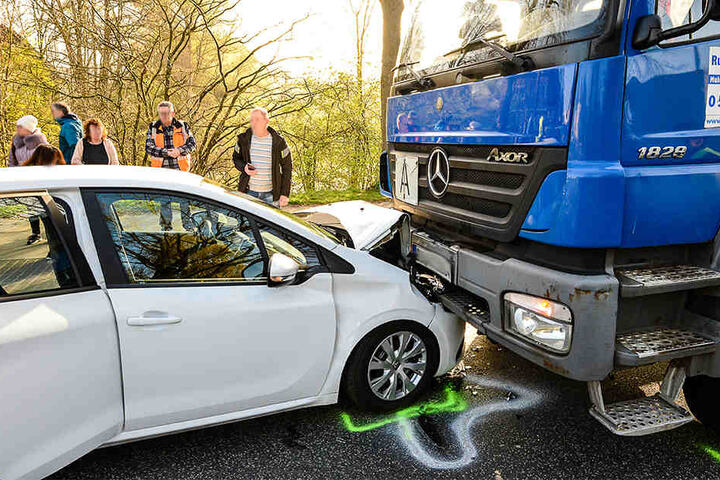 Beim Abbiegen übersah die Fahrerin ein kleines Kind.