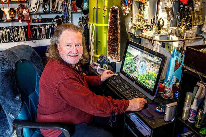 Kunsthandwerker Johannes Vocilka aus Pirna bastelt an einer neuen Idee.